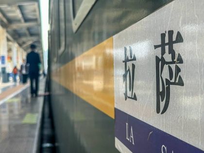 鋼鐵巨龍穿梭世界屋脊：青藏鐵路歷史、沿途景觀與列車特色全解析